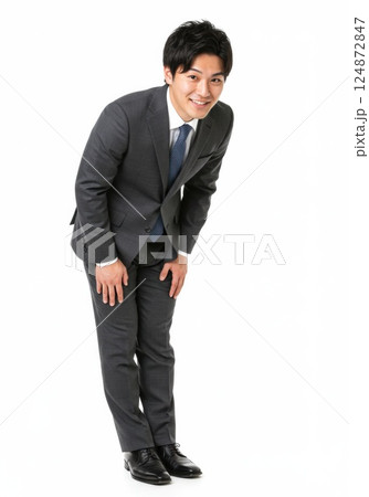 礼をする男性（ai画像） 124872847