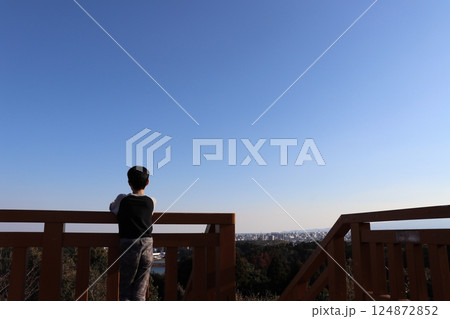 展望台から眺める男の子 展望台から眺める男の子 124872852