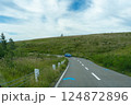 高原を走る道と風景 124872896