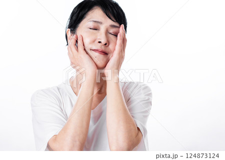 シニア世代のスキンケアイメージ 124873124