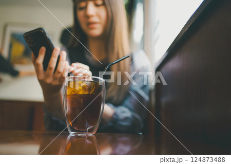 coffee shop 124873488