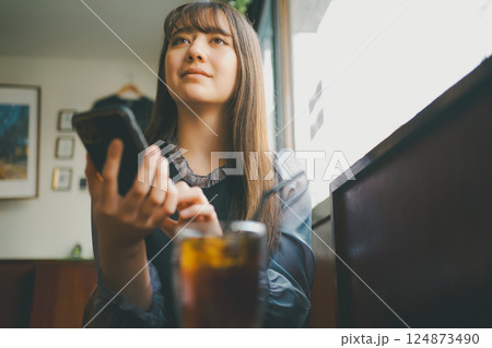 coffee shop 124873490