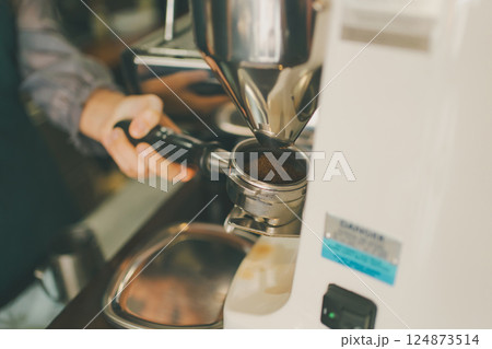 coffee shop 124873514