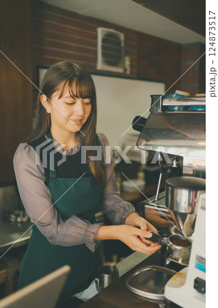 coffee shop 124873517