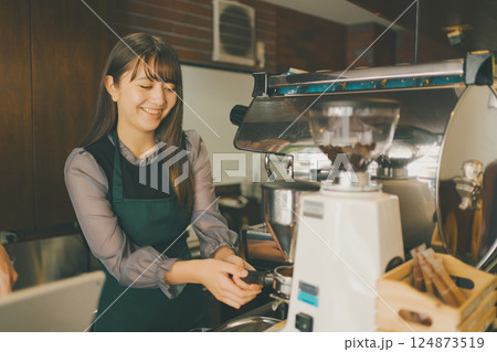 coffee shop coffee shop 124873519