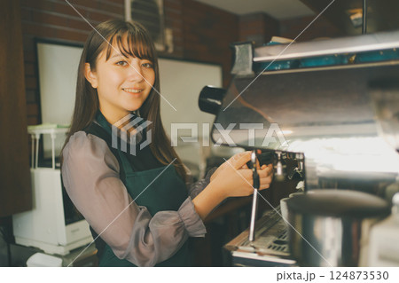 coffee shop 124873530