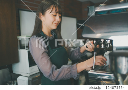 coffee shop 124873534
