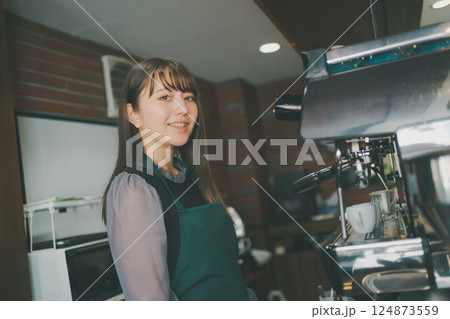 coffee shop 124873559