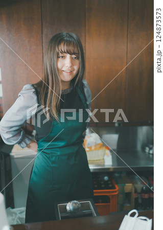 coffee shop 124873573