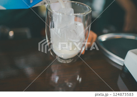 coffee shop 124873583