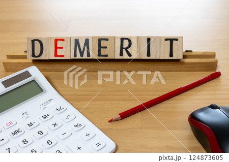文字ブロック　DEMERIT　デメリット　電卓 124873605