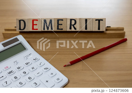 文字ブロック　DEMERIT　デメリット　電卓 124873606