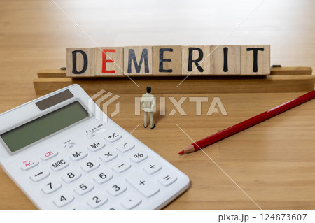 文字ブロック　DEMERIT　デメリット　電卓 124873607