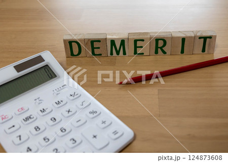 文字ブロック　DEMERIT　デメリット　電卓 124873608