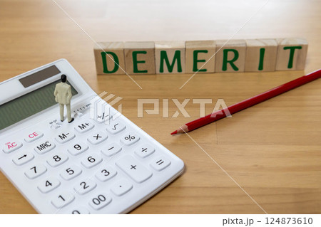 文字ブロック　DEMERIT　デメリット　電卓 124873610