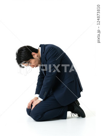 謝る男性（ai画像） 124873810