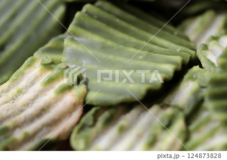 ギザギザカットの抹茶チョコポテトチップス ギザギザカットの抹茶チョコポテトチップス 124873828