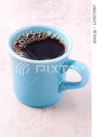 淹れたてのフレッシュで香りのよいコーヒーが入ったコーヒーカップ 124873967
