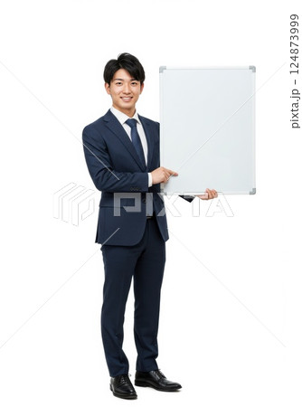 ホワイトボードを持つ男性（ai生成画像） 124873999