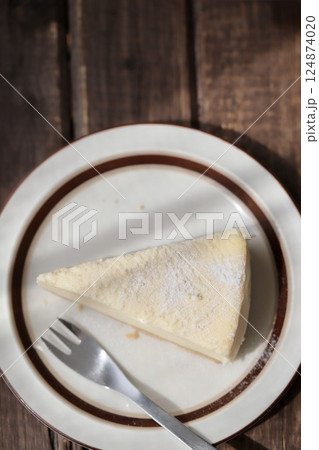 お皿の上のレアチーズケーキとデザートフォーク 124874020