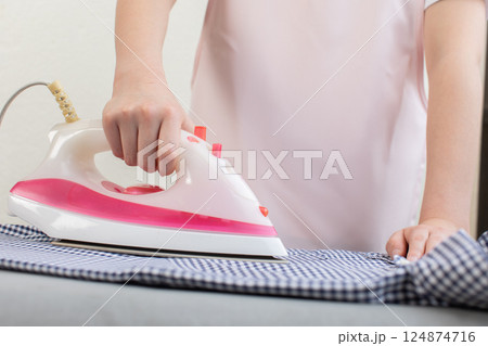 アイロンをかける女性の手元 124874716