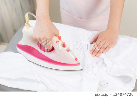 アイロンをかける女性の手元 124874720