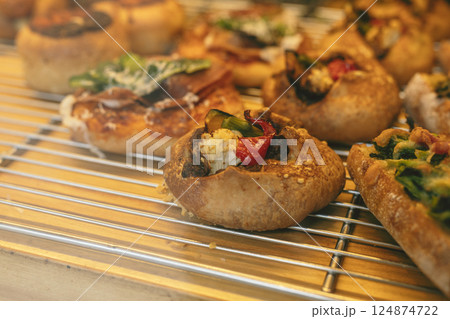 並んだ総菜パン　ベーカリー　パン屋 124874722