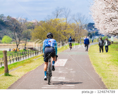 サイクリング・自転車・桜イメージ　多摩川サイクリングコース 124874789