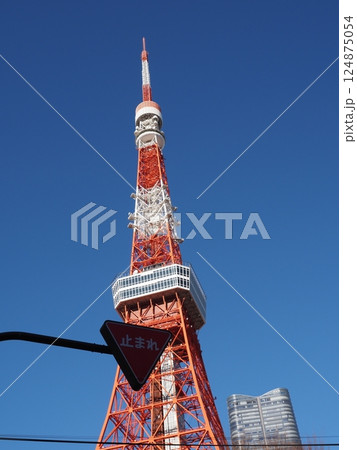 東京タワーと青空 124875054