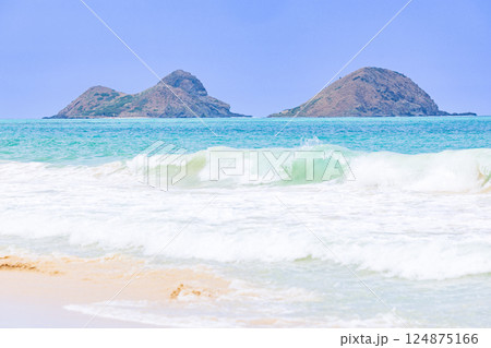ハワイの休日 オアフ島ベローズビーチから望むモクルア島 ハワイの休日 オアフ島ベローズビーチから望むモクルア島 124875166