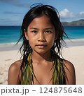 海にいる水着の若い女性 124875648