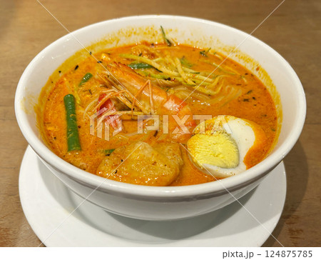 ラクサ（マレーシア料理）ココナッツ味のスープ 124875785