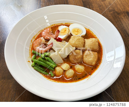 ラクサ(マレーシア料理)ココナッツ味のスープ ラクサ(マレーシア料理)ココナッツ味のスープ 124875788