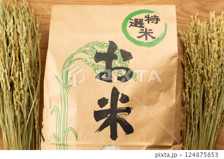 米袋に入ったお米 米袋に入ったお米 124875853