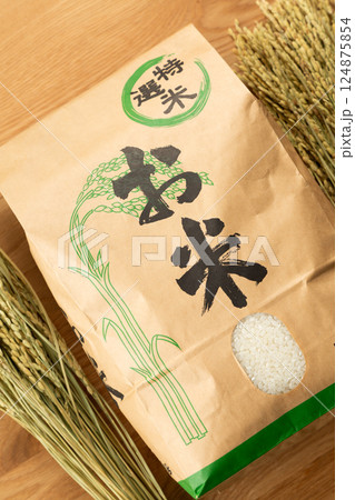 米袋に入ったお米 124875854