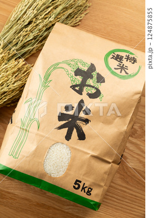 米袋に入ったお米 124875855