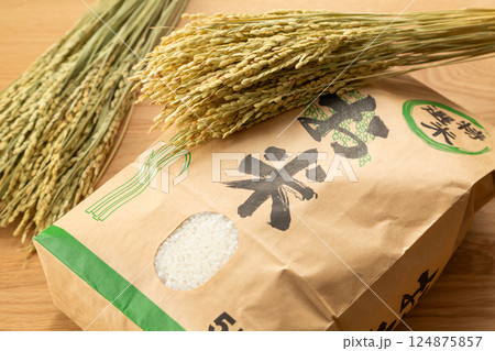 米袋に入ったお米 124875857