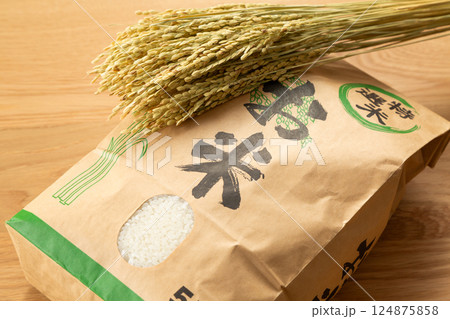 米袋に入ったお米 124875858