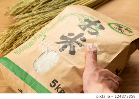 米袋に入ったお米 124875859