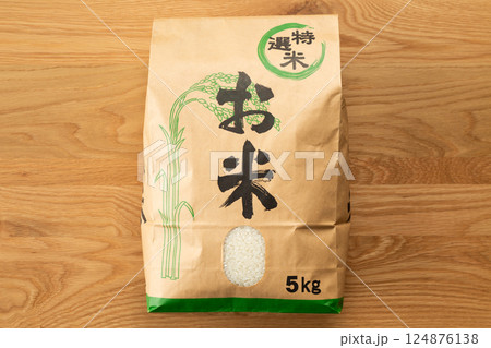 米袋に入ったお米 124876138