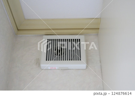 掃除前の換気扇 124876614