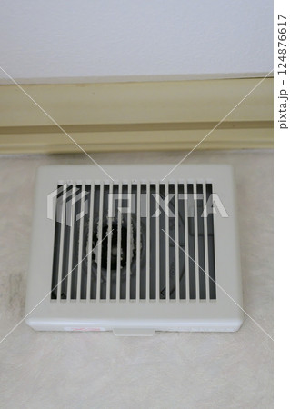 掃除前の換気扇 124876617