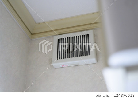 掃除前の換気扇 124876618