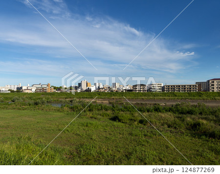 真夏の大和川と街の風景 真夏の大和川と街の風景 124877269