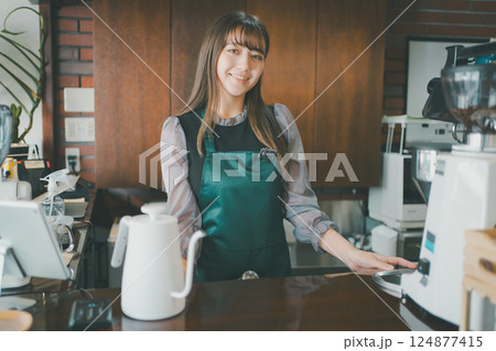 coffee shop 124877415