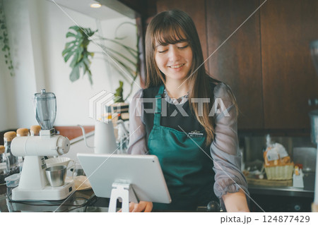 coffee shop 124877429