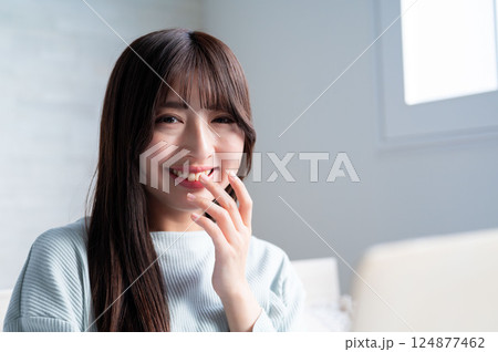 パソコンを操作する若い女性 パソコンを操作する若い女性 124877462