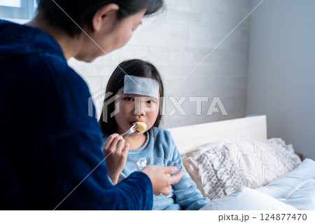 看病してもらう女の子 124877470