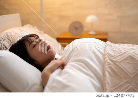 ベッドで眠る若い女性 124877473