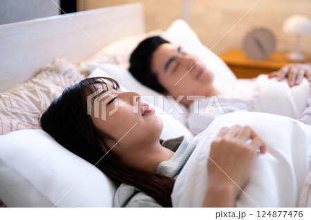 並んで眠る男女 124877476